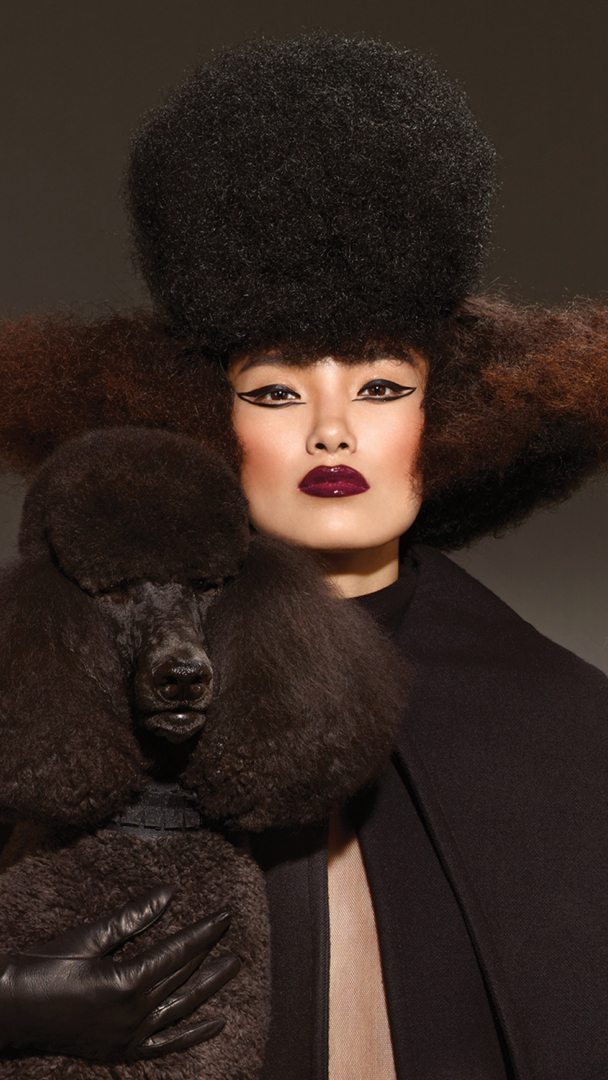 Fryzura kobiety upodobniona do wyglądu swojego psa pudla