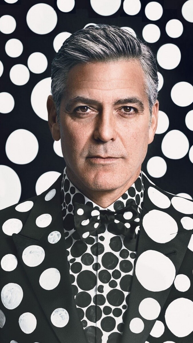 George Clooney w koszuli i marynarce w czarno-białe grochy