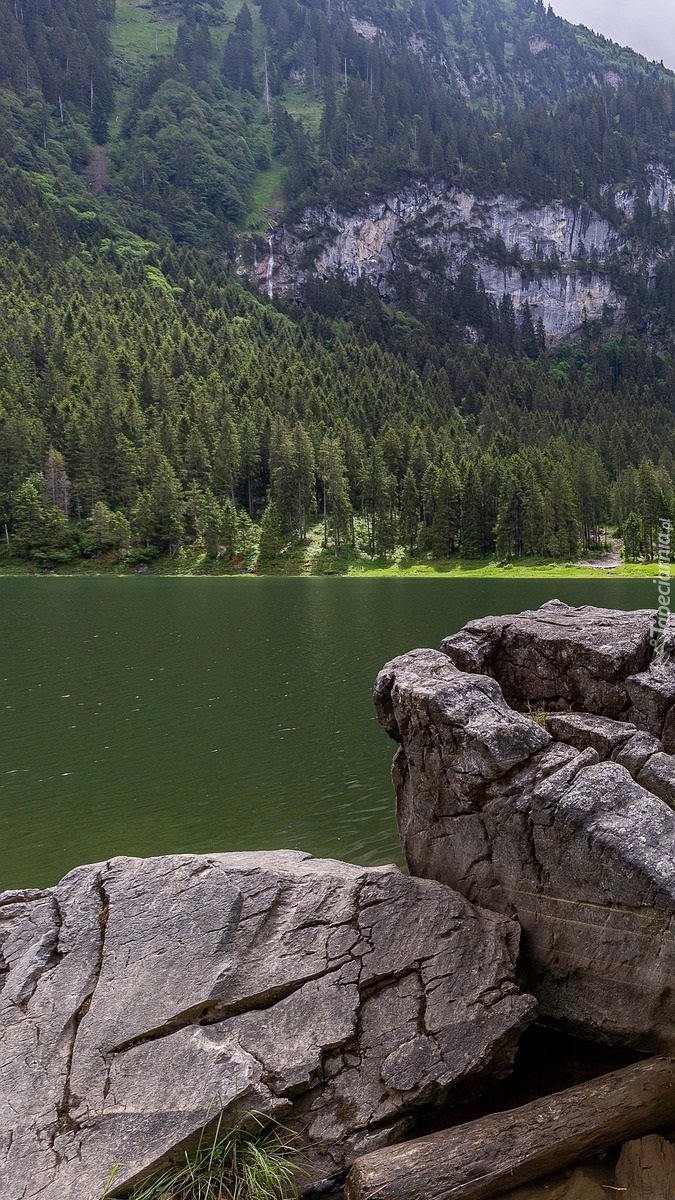 Głazy na brzegu jeziora Voralpsee