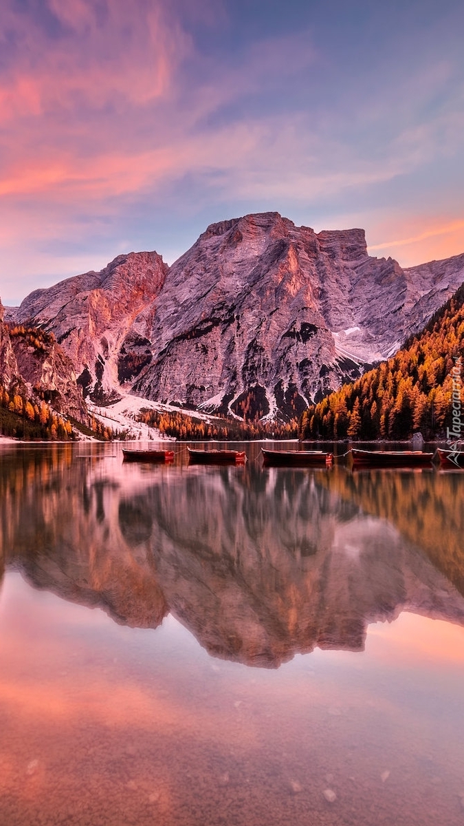 Góra Croda del Becco i jezioro Lago di Braies w Dolomitach