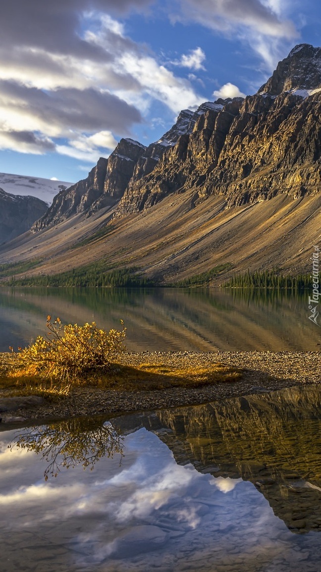 Góra Crowfoot Mountain nad jeziorem Bow Lake