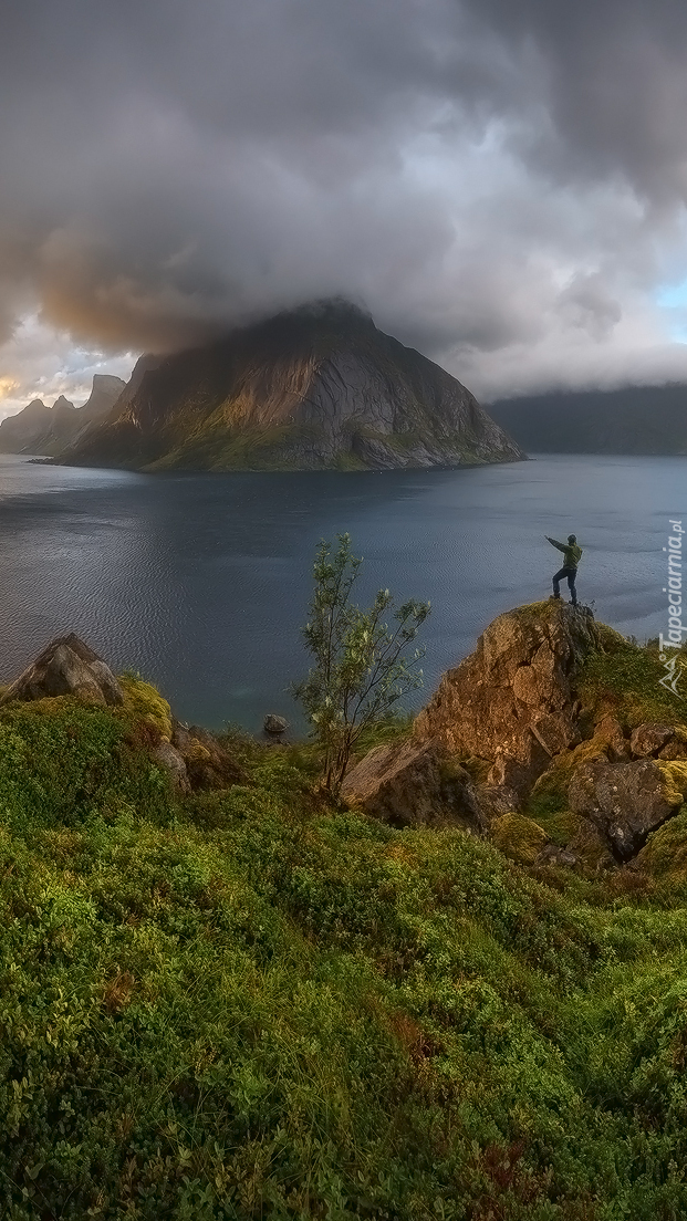 Góra Higravstinden i morze Norweskie