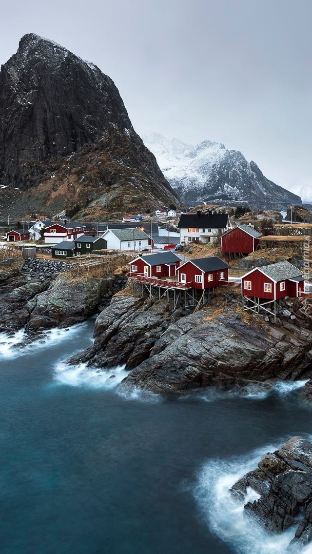 Góra Higravstinden i wioska Reine w Norwegii