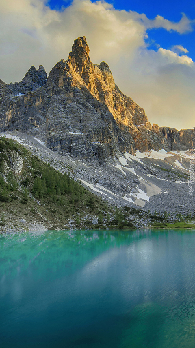 Góra i jezioro Sorapiss w Dolomitach