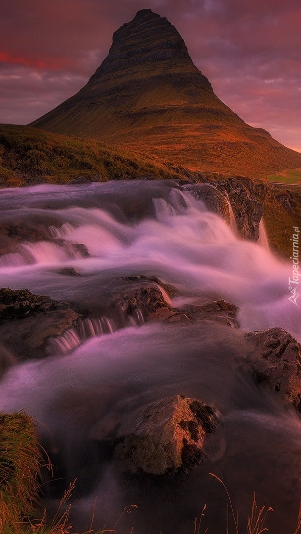 Góra Kirkjufell i rwący wodospad