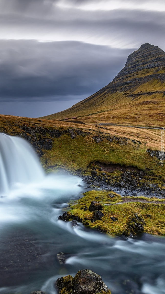 Góra Kirkjufell i wodospad Kirkjufellsfoss