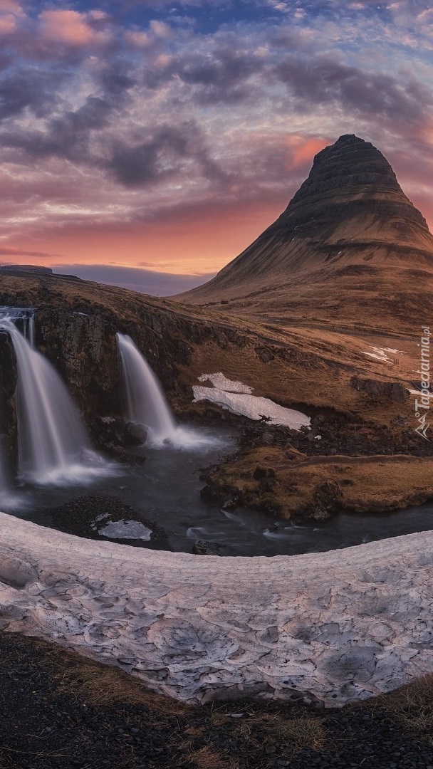 Góra Kirkjufell i wodospad Kirkjufellsfoss w Islandii