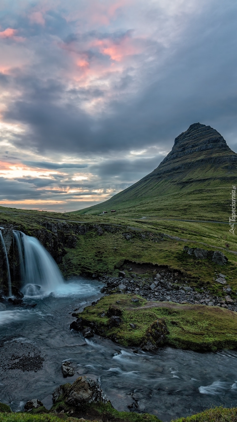 Góra Kirkjufell i wodospad Kirkjufellsfoss