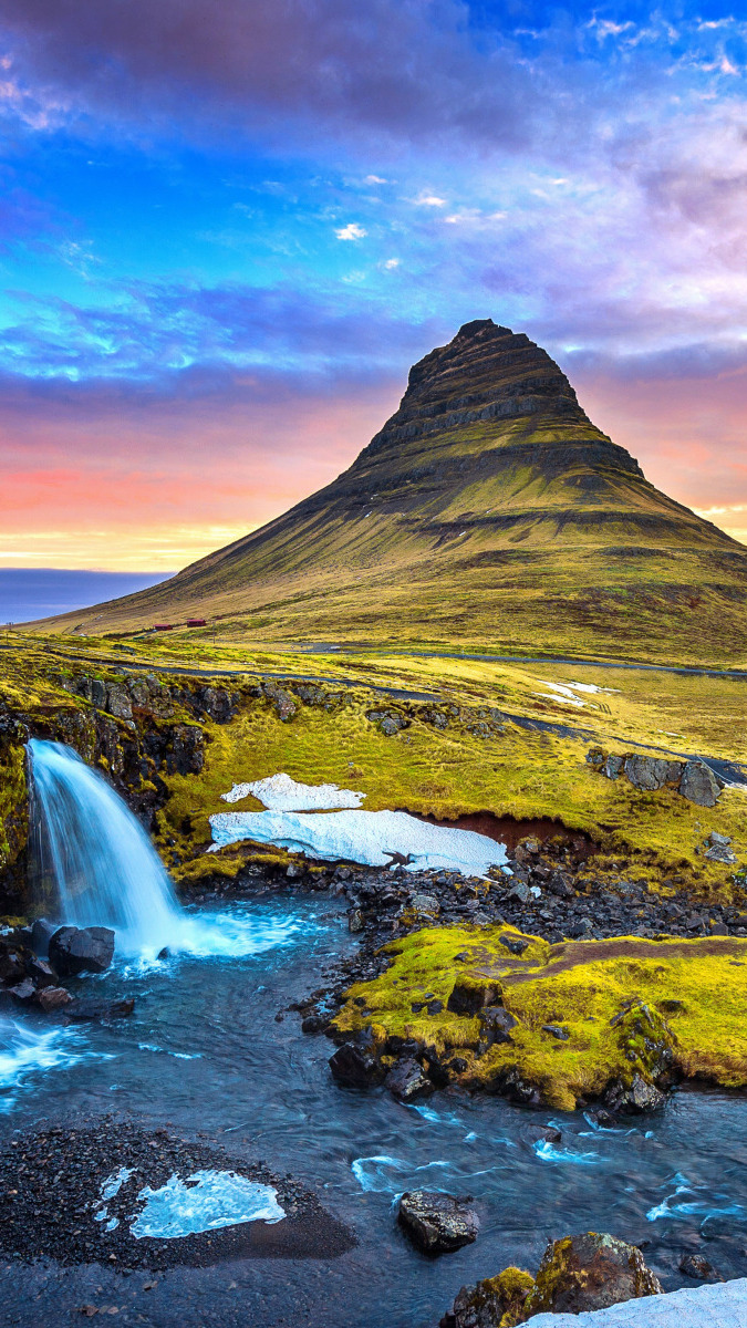 Góra Kirkjufell i wodospad w Islandii