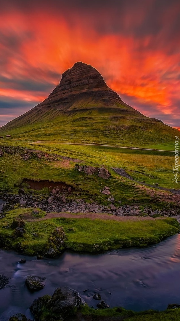 Góra Kirkjufell w Islandii o zachodzie słońca