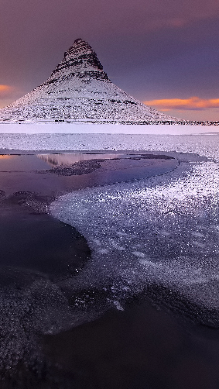 Góra Kirkjufell w Islandii zimą