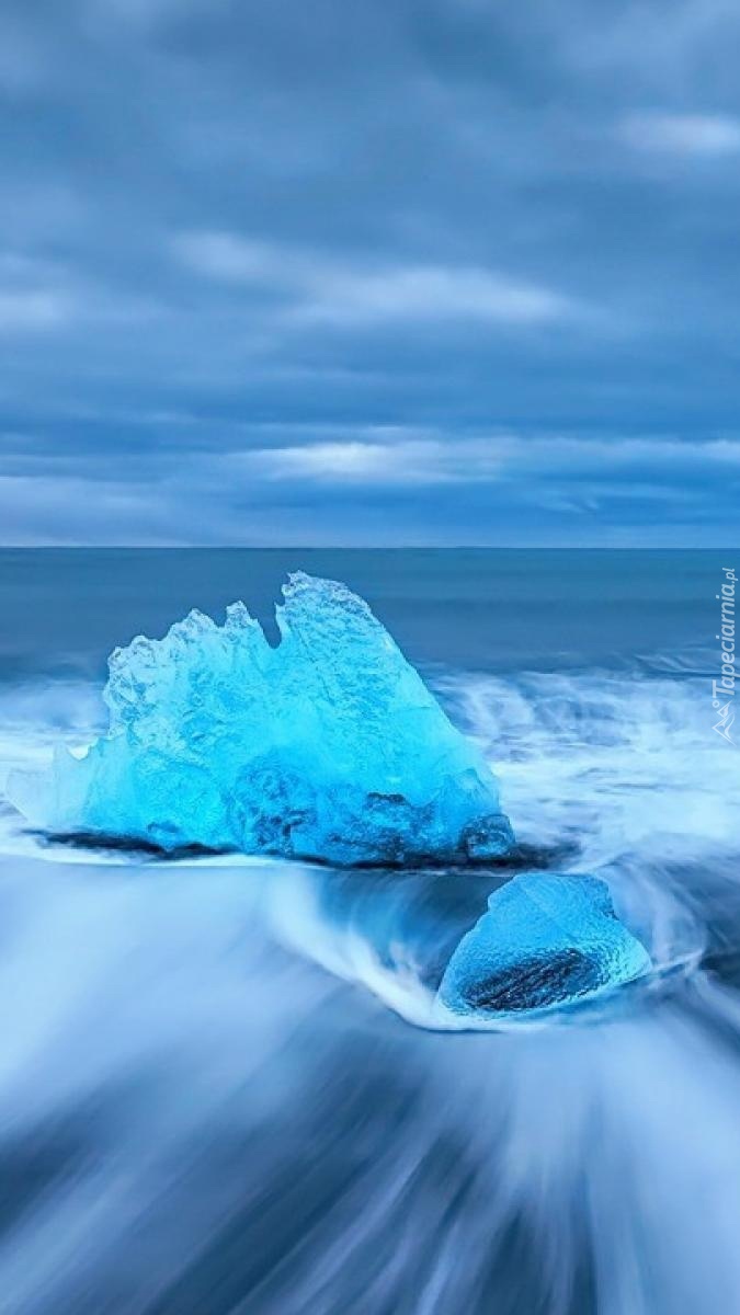 Góra lodowa na morzu