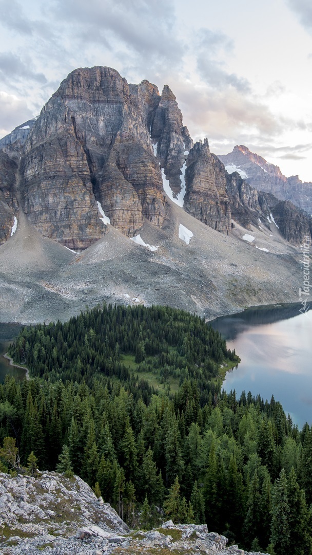 Góra Mount Assiniboine nad jeziorem