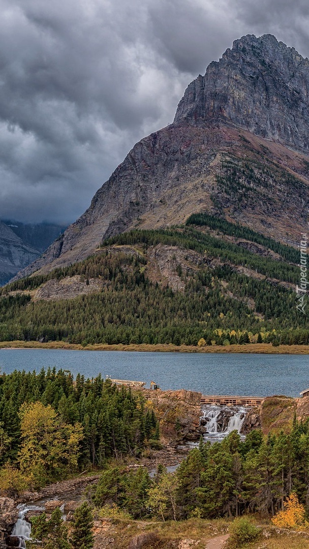 Góra Mount Chephren nad jeziorem Swiftcurrent Lake