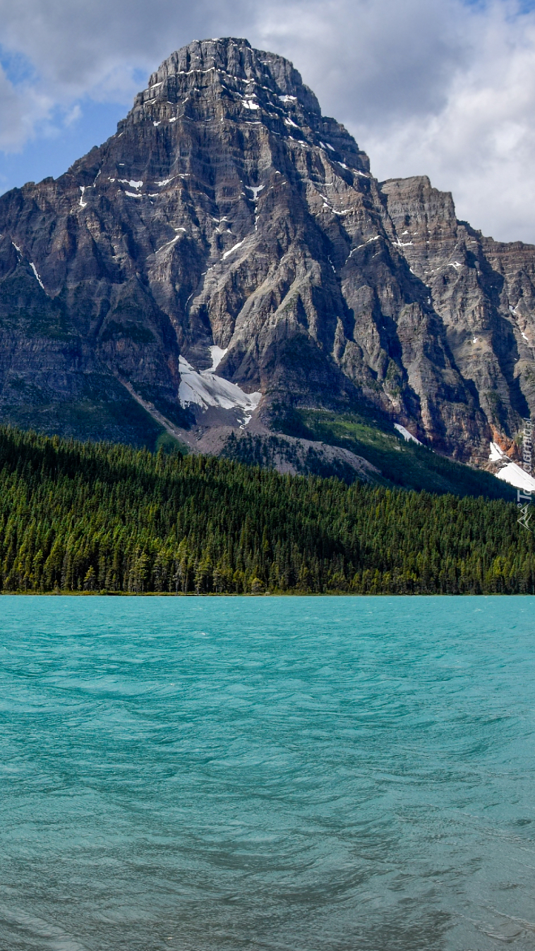 Góra Mount Chephren nad jeziorem Waterfowl Lake