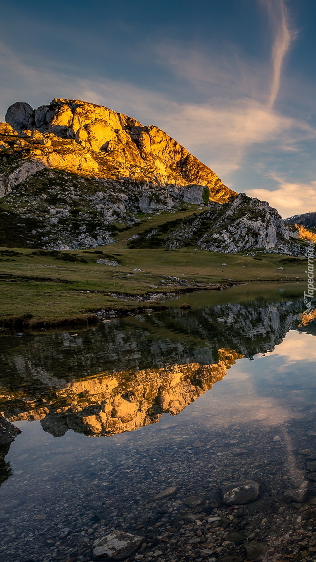 Góra nad jeziorem Lagos de Covadonga