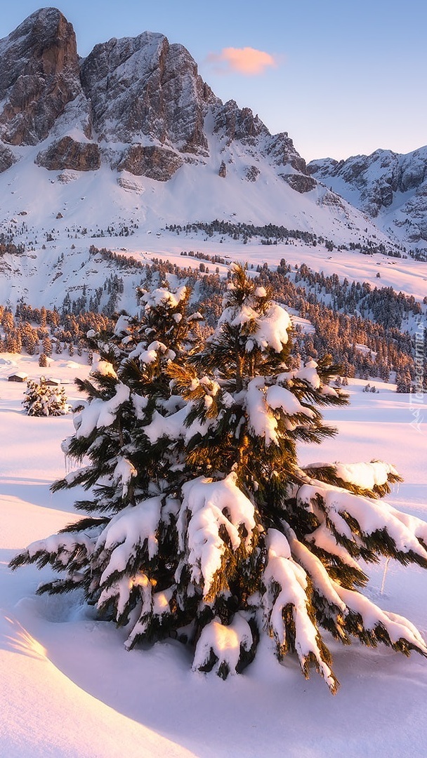 Góra Peitlerkofel w zimowej scenerii