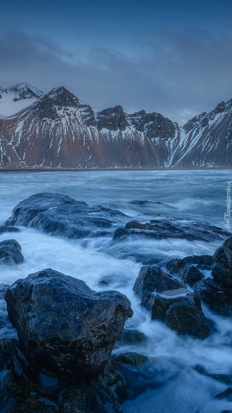 Góra Vestrahorn nad morzem w Islandii