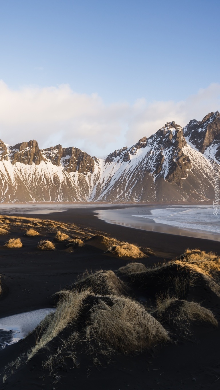 Góra Vestrahorn nad plażą Stokksnes