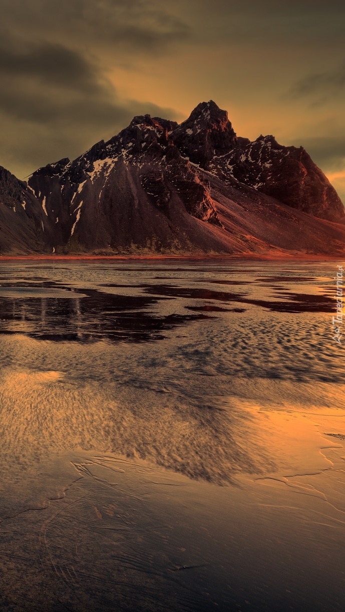 Góra Vestrahorn nad plażą Stokksnes