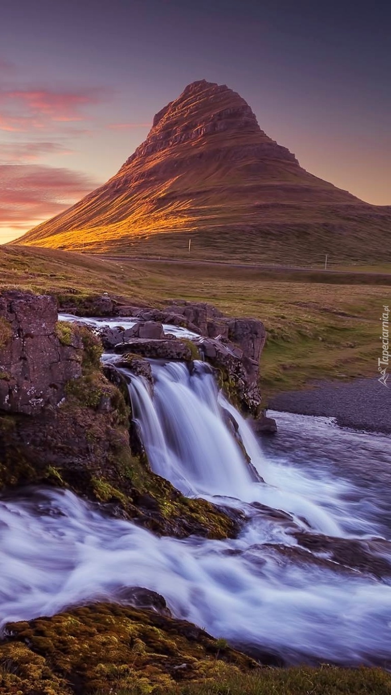 Góra w Islandii o zachodzie słońca