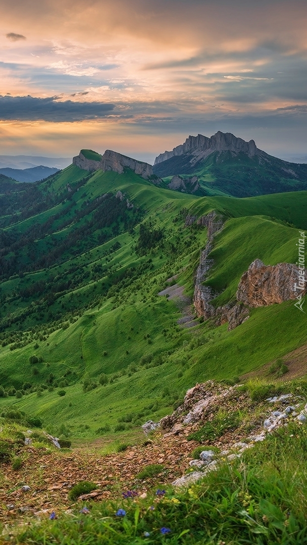 Górska dolina na Kaukazie