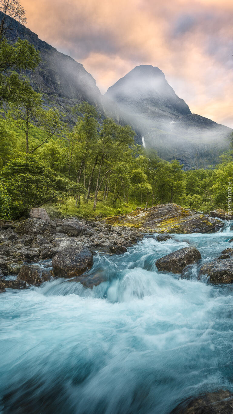 Górska dolina Romsdalen z rzeką Rauma