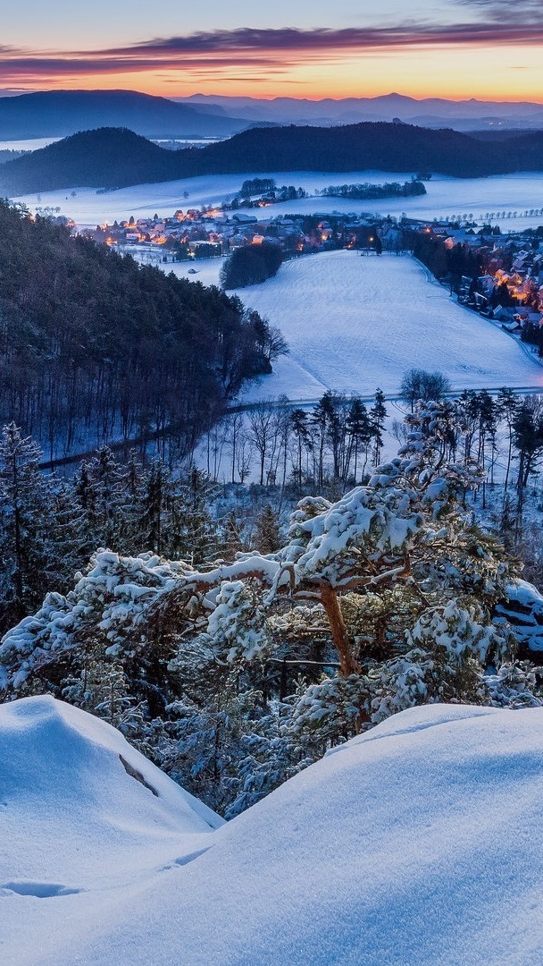 Górska osada w zimowych górach