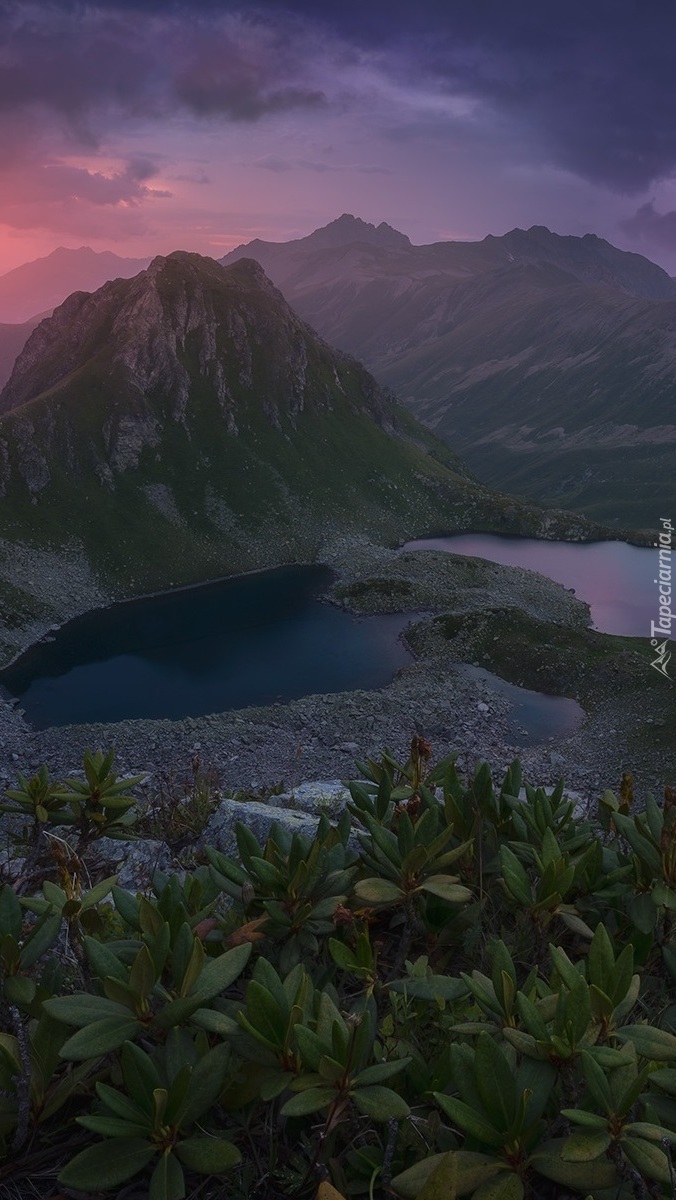 Górskie jeziora o zachodzie słońca