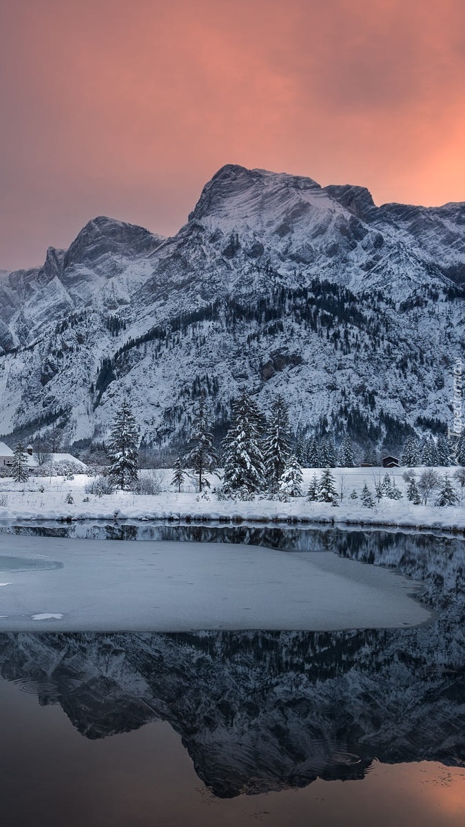 Górskie jezioro Almsee pokryte lodem