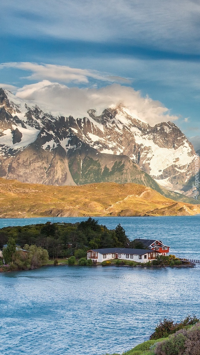 Górskie jezioro i wyspa z domami w Chile