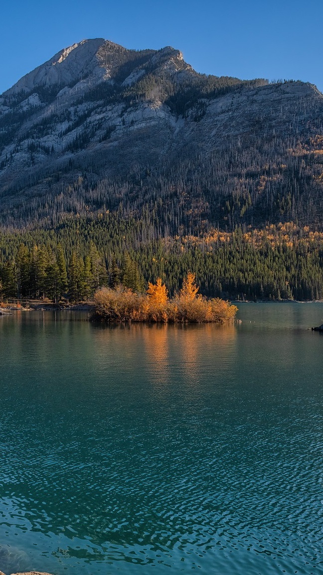 Górskie jezioro Lake Minnewanka