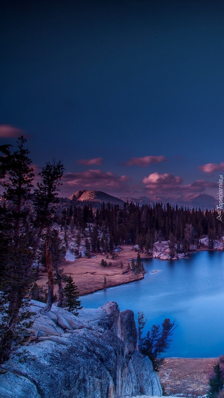 Górskie jezioro o świcie