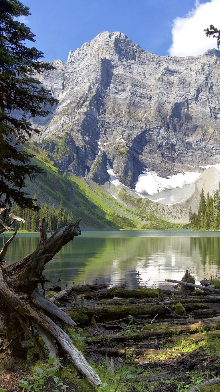 Górskie jezioro Rawson w Kanadzie