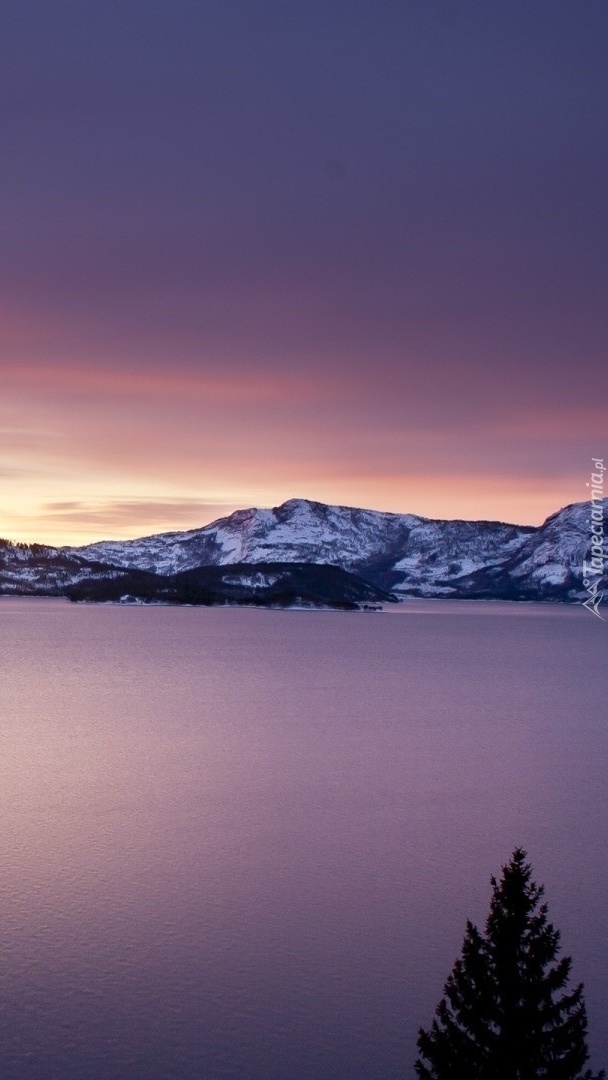 Górskie jezioro w Norwegii