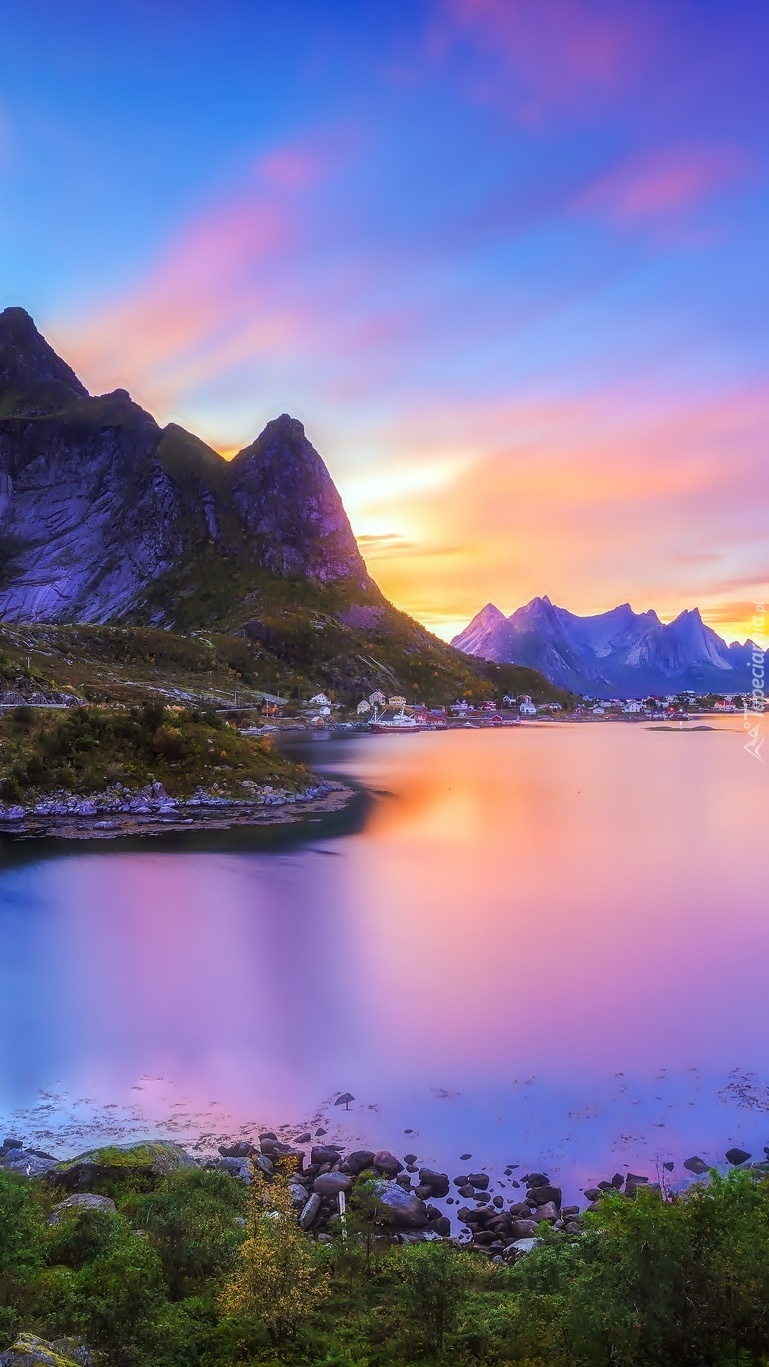 Górskie jezioro z osadą w Norwegii