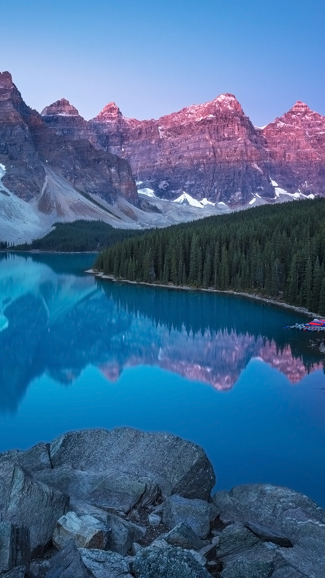 Góry Canadian Rockies i jezioro Moraine