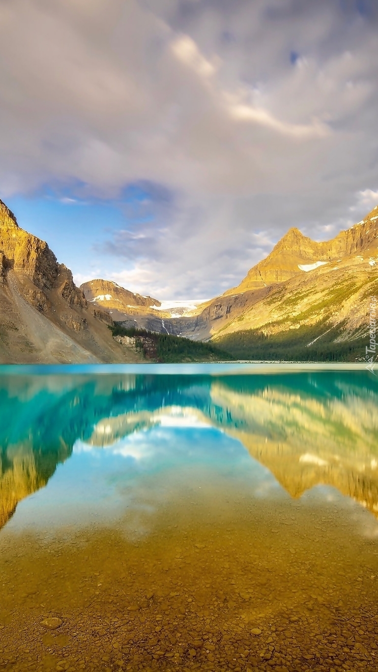 Góry Canadian Rockies nad jeziorem Bow Lake