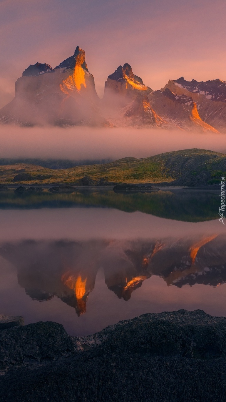 Góry Cordillera del Paine we mgle o wschodzie słońca