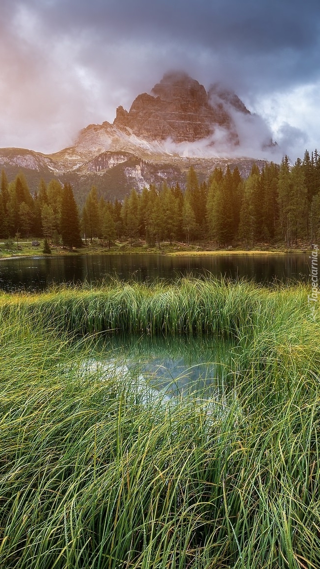 Góry Dolomity nad jeziorem Antorno Lake