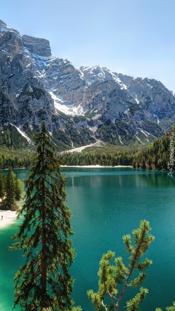 Góry Dolomity nad jeziorem Pragres Wildsee