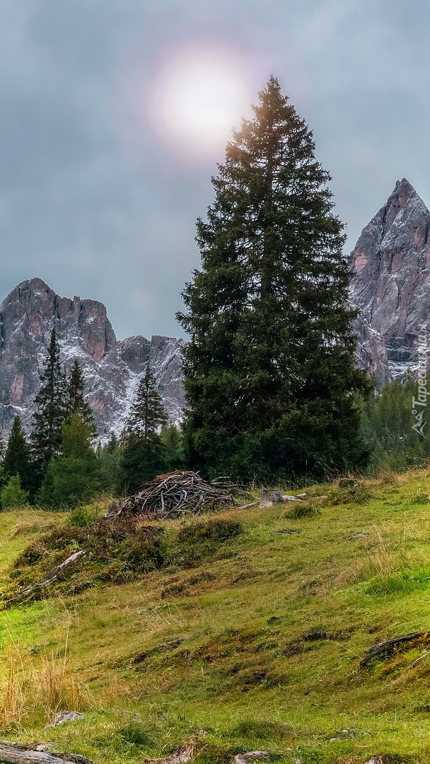 Góry Dolomity o wschodzie słońca