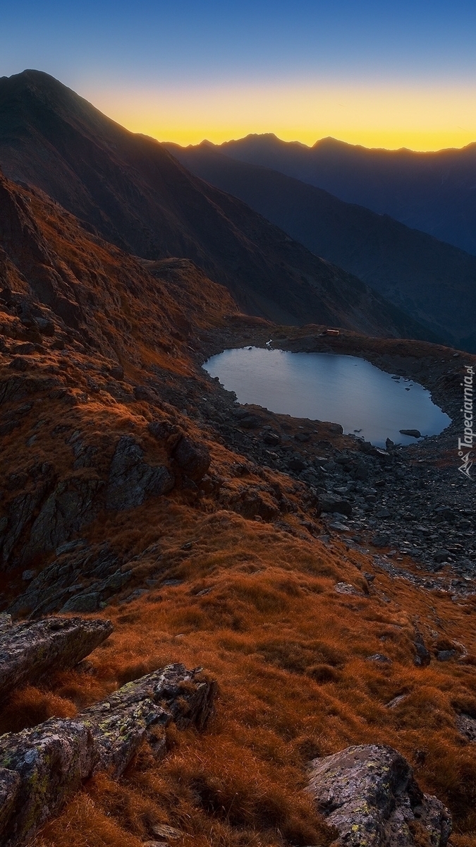 Góry Fogaraskie nad jeziorem Lacul Caltun