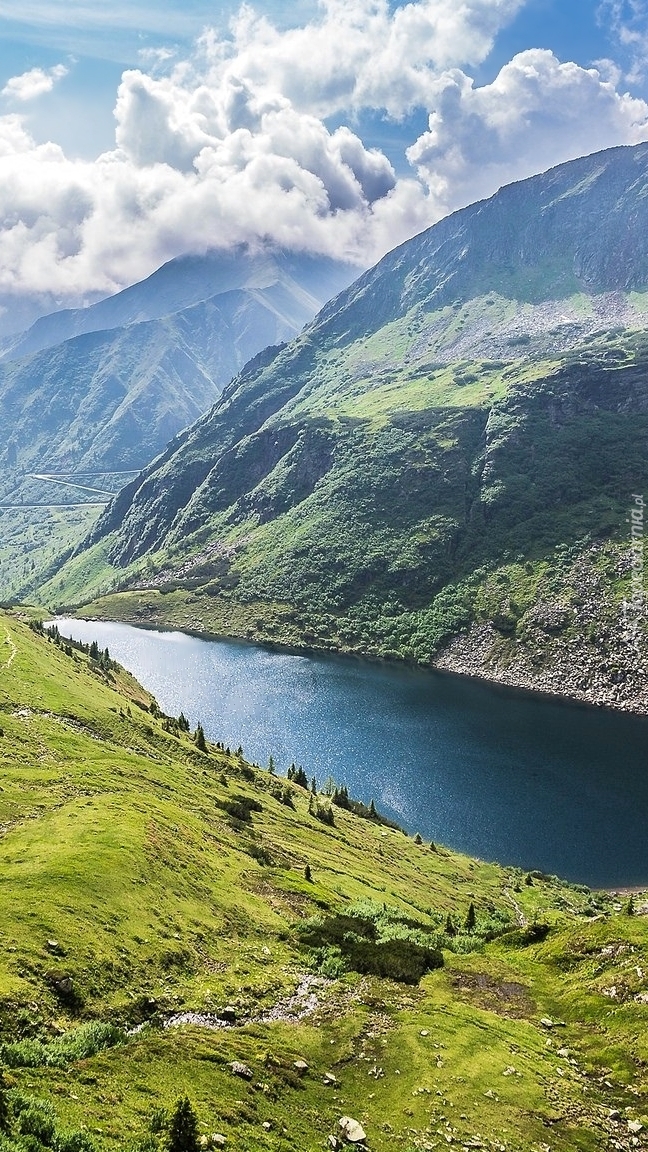 Góry i chmury nad jeziorem