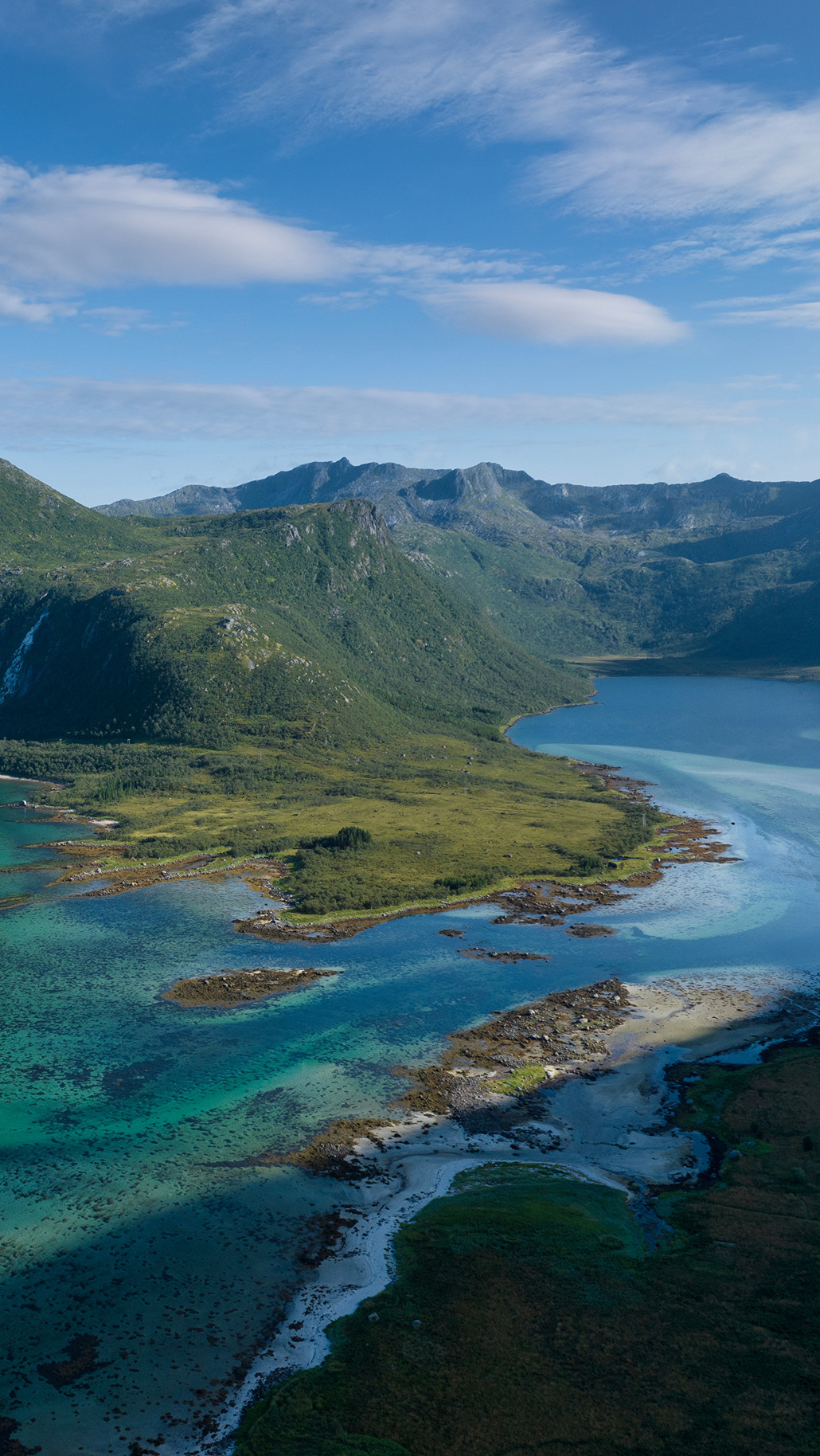 Góry i fiord na Lofotach