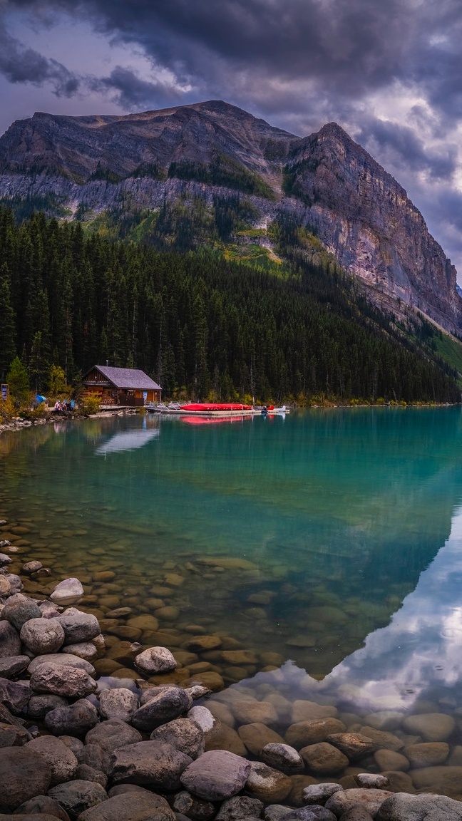 Góry i jezioro Lake Louise w Kanadzie