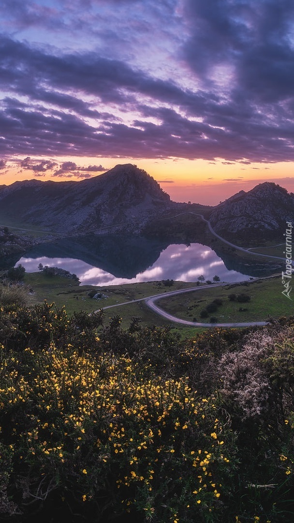 Góry i jezioro Lakes of Covadonga w Hiszpanii