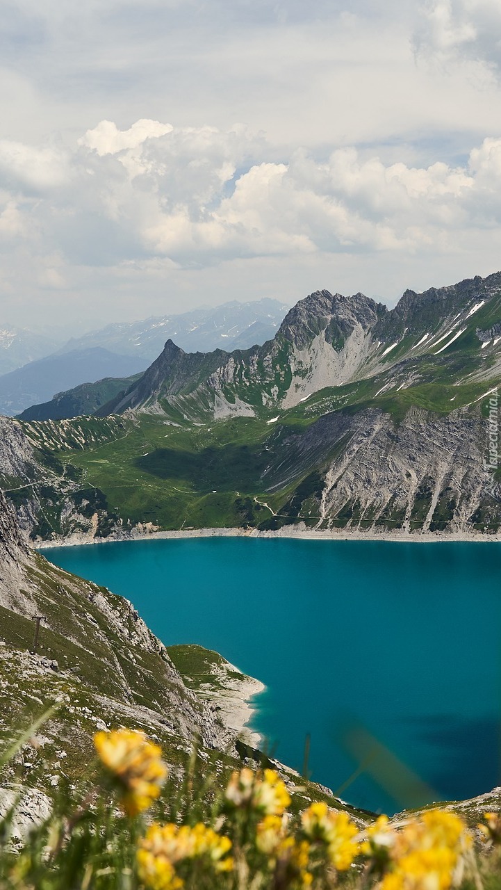 Góry i jezioro Lunersee