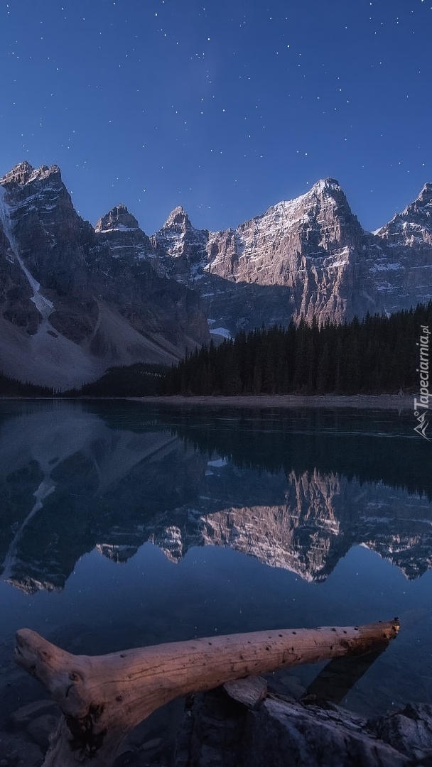 Góry i jezioro Moraine Lake pod gwiaździstym niebem