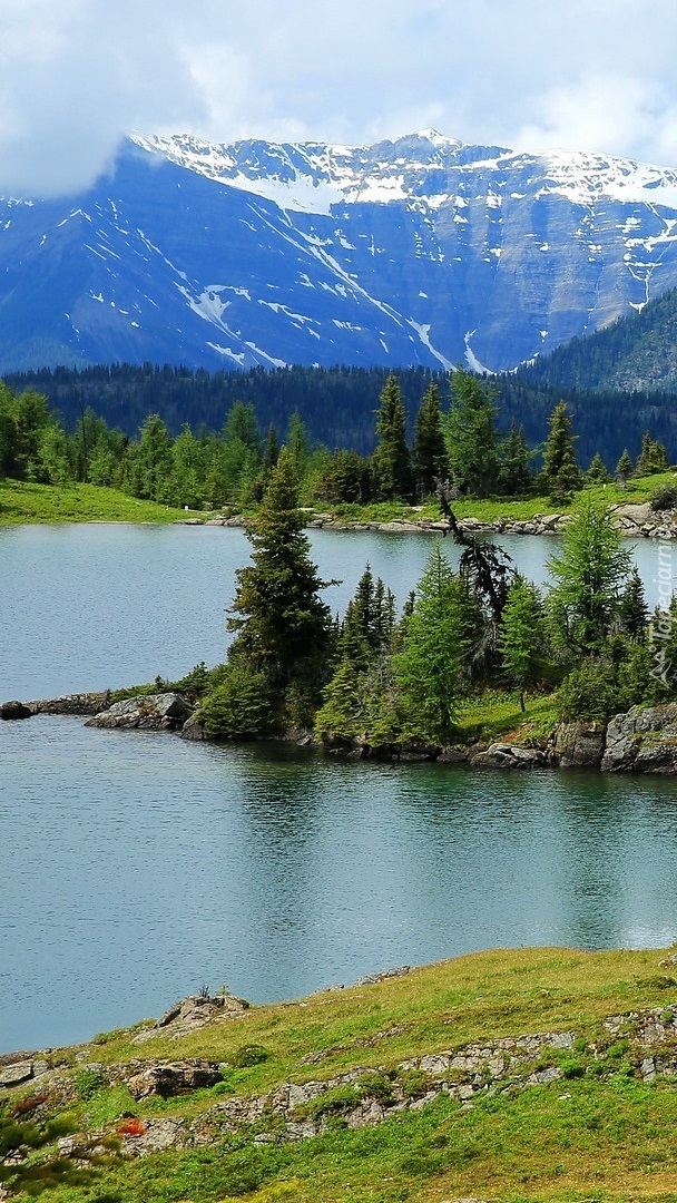 Góry i jezioro Rock Isle Lake